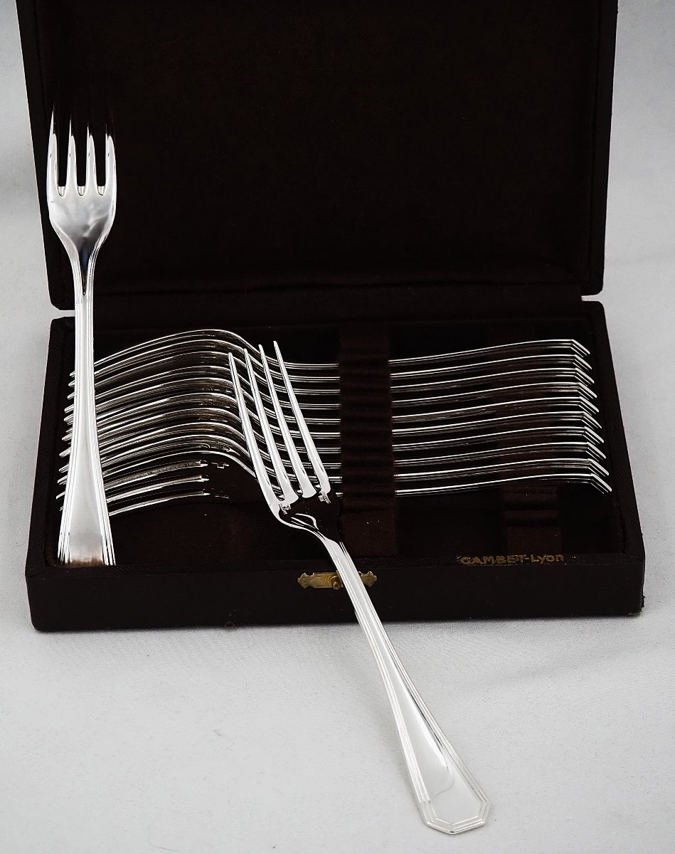 Christofle modèle América, 12 fourchettes à entremets, 17 cm, métal argenté, excellent état.