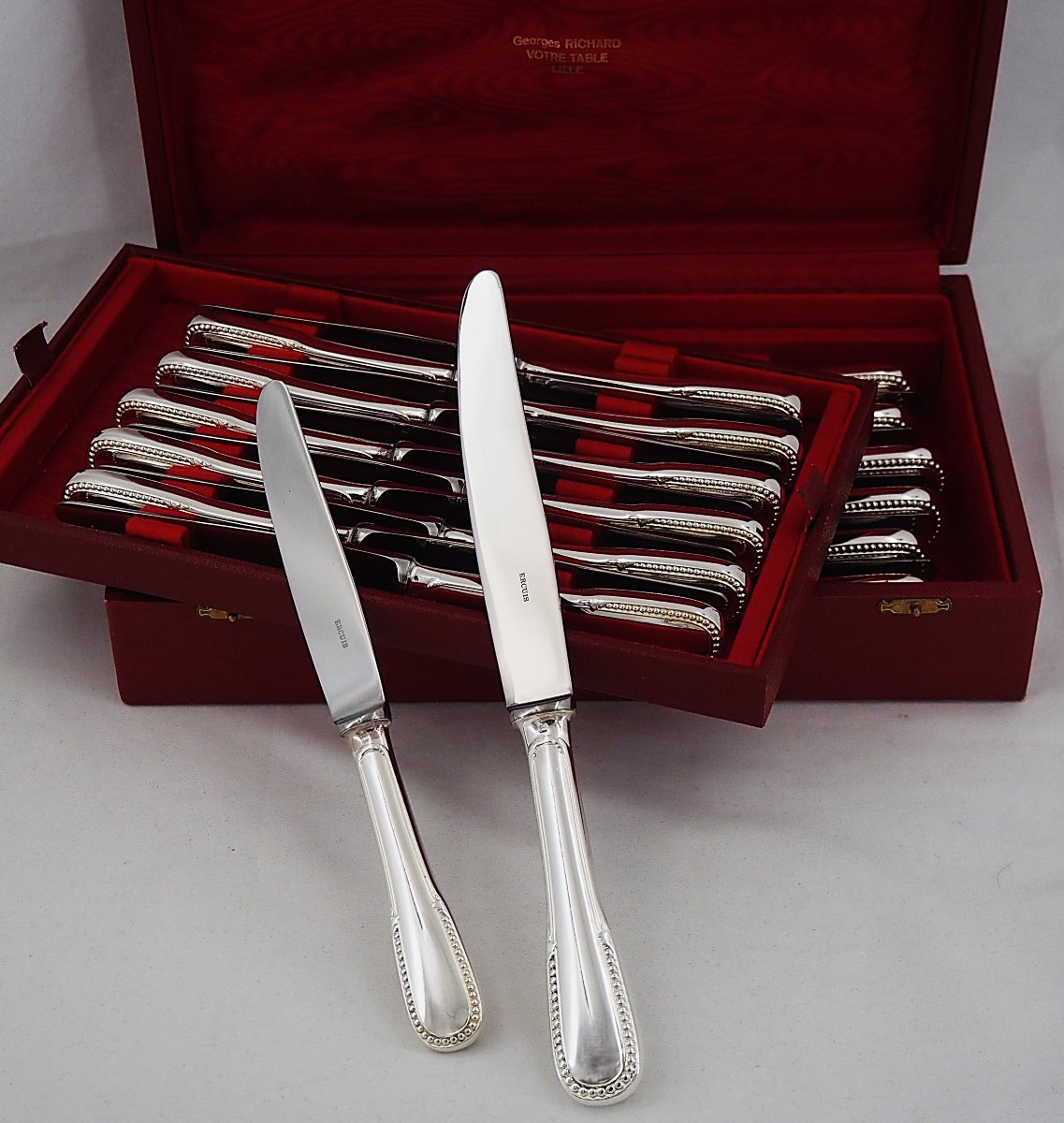 Ercuis modèle Perles, 24 couteaux, 12 de table + 12 à fromage, métal argenté, proches neufs.