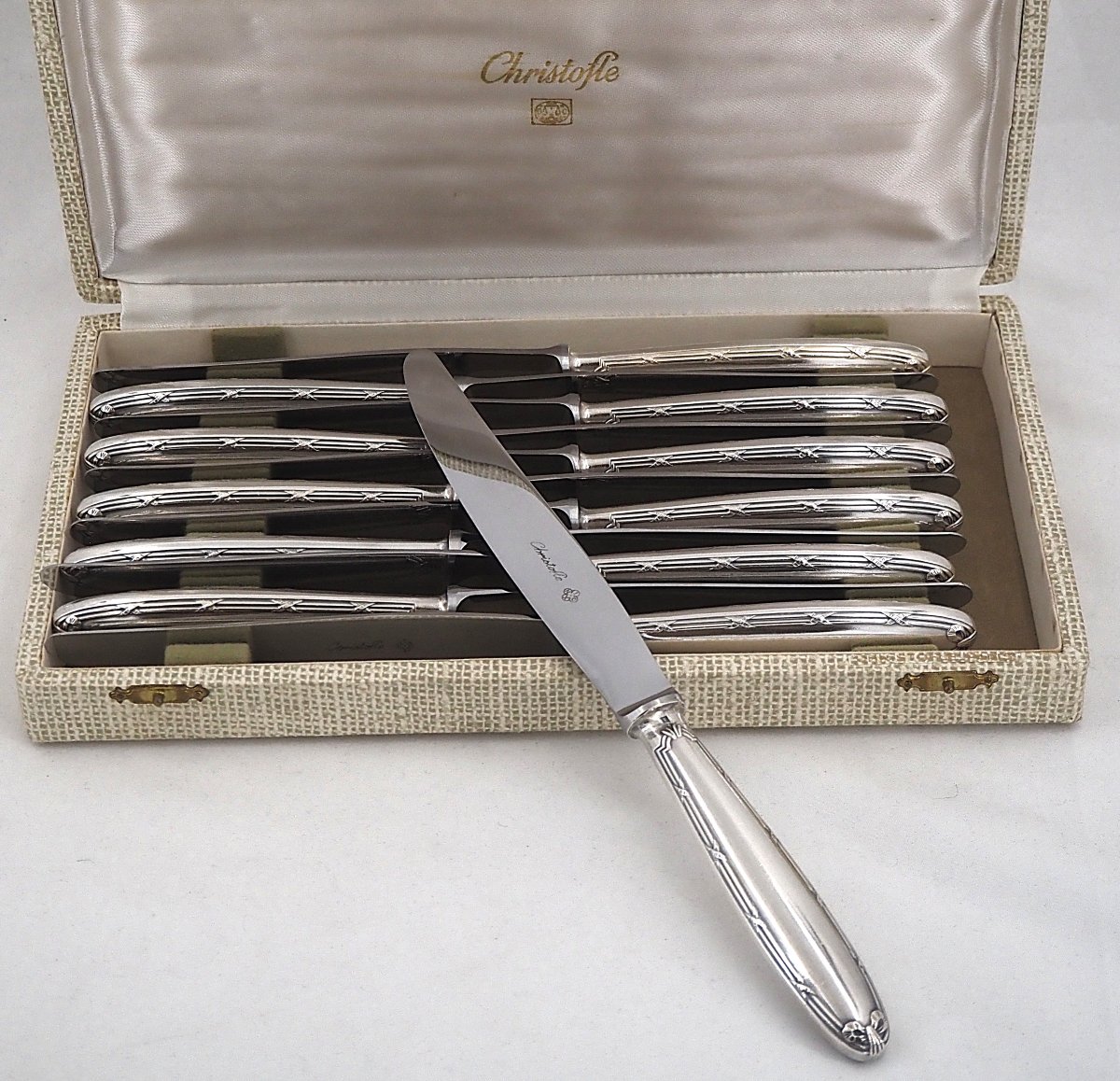 Christofle modèle Rubans, 12 couteaux de table en métal argenté, excellent état.