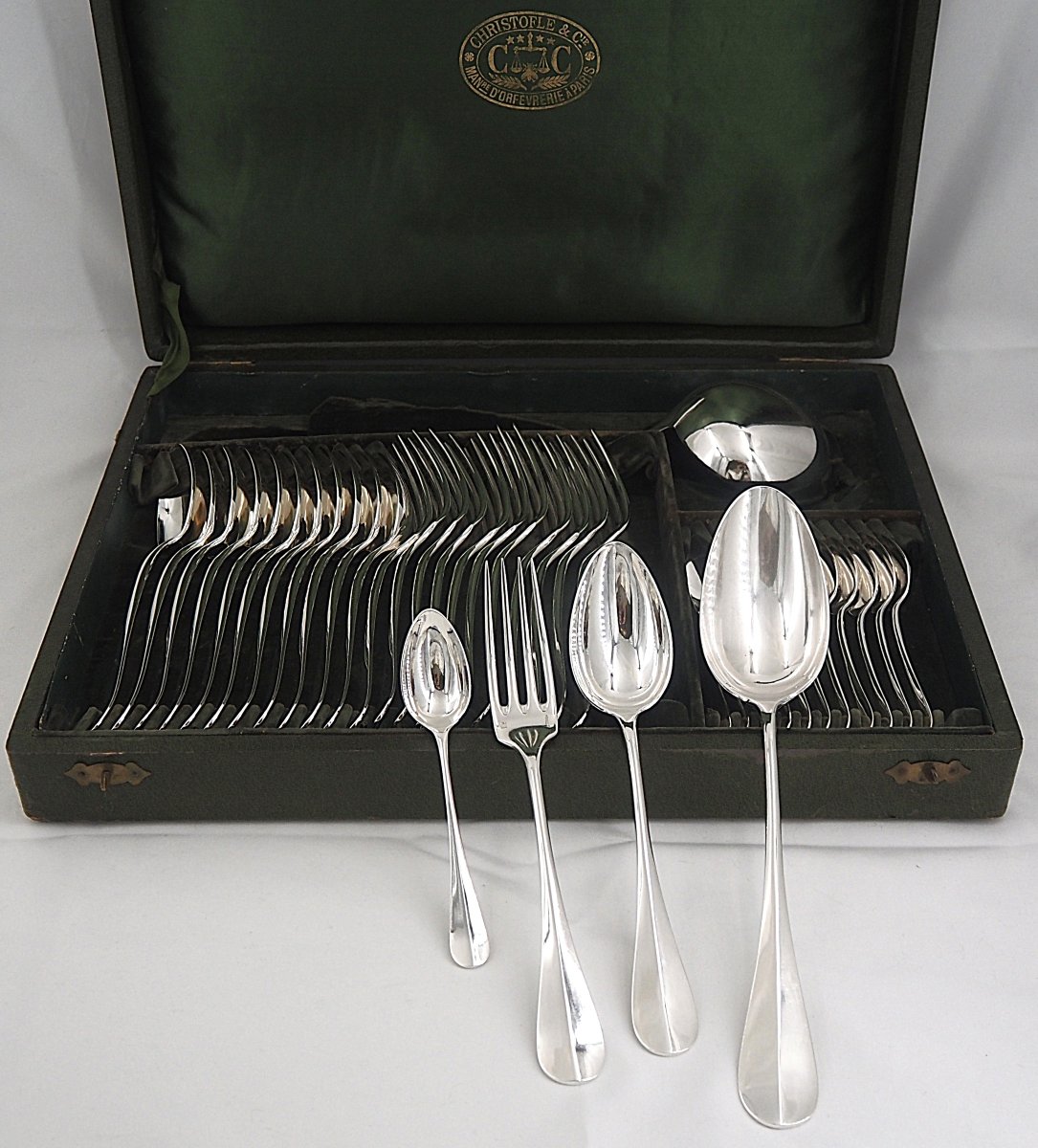Christofle modèle Baguette, Fidélio ancien, ménagère set 38 pièces en métal argenté.