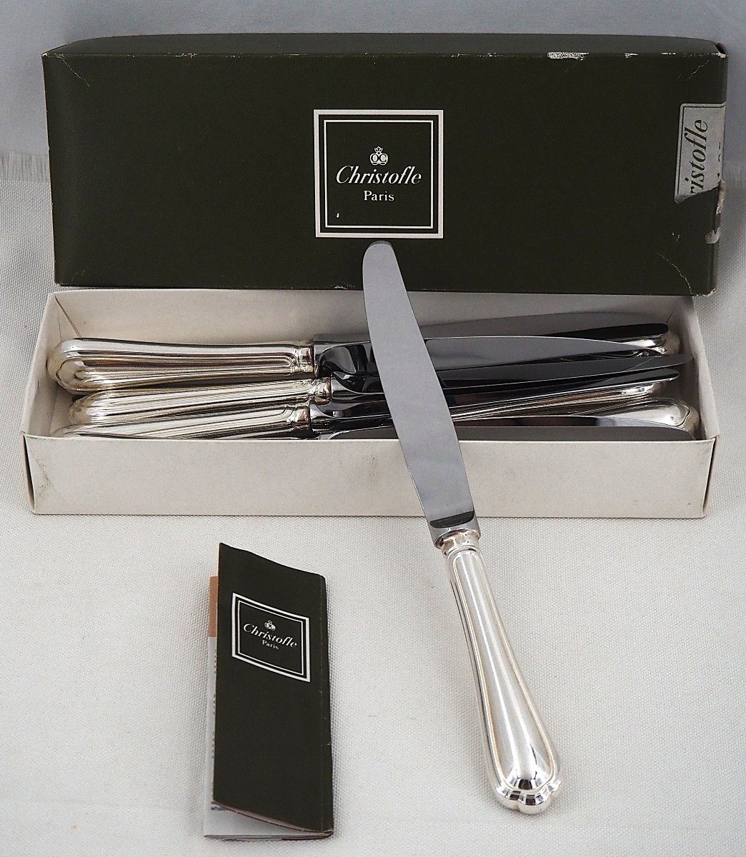 Christofle modèle Spatours, 12 couteaux de table en métal argenté, en excellent état.