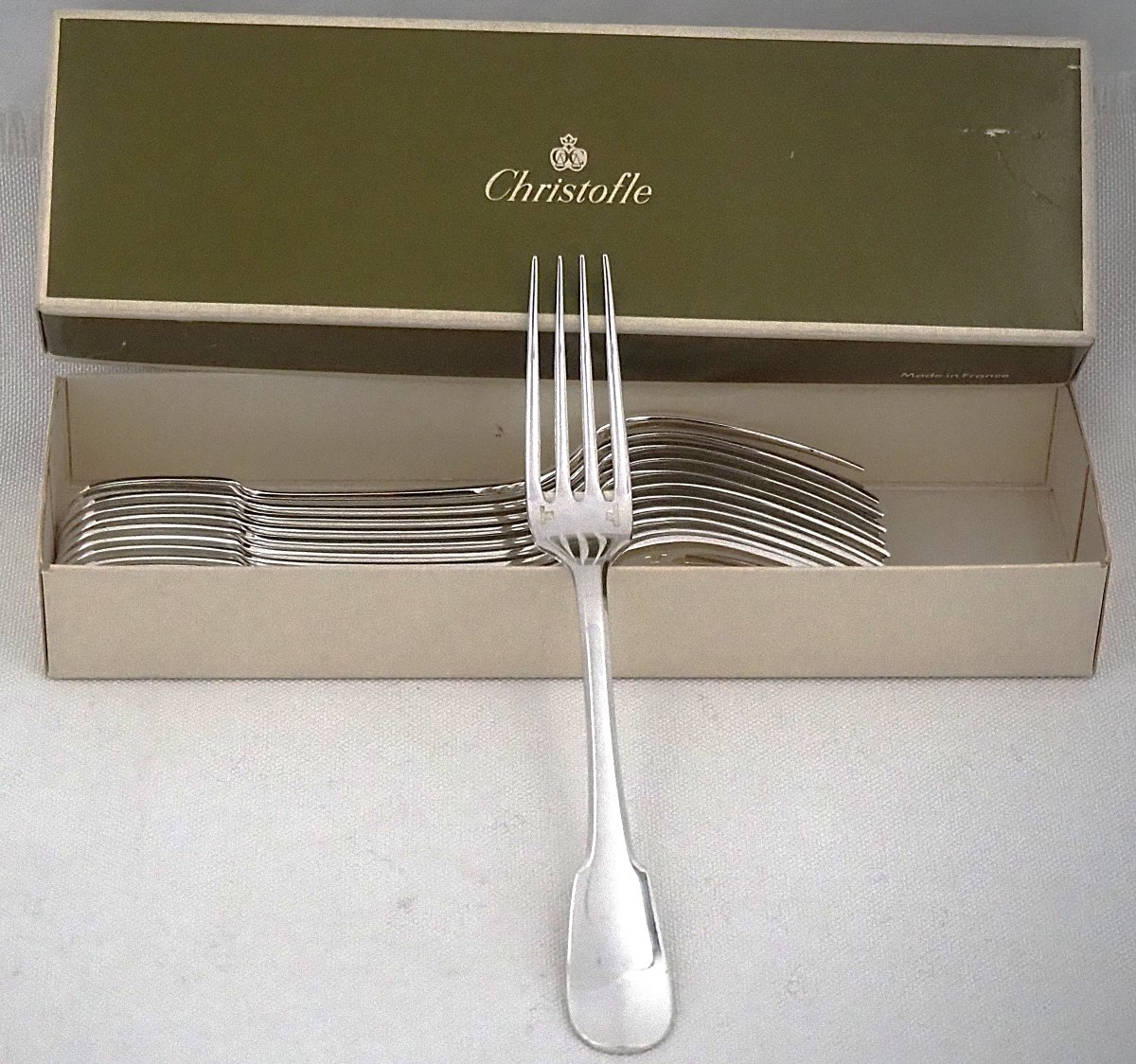 Christofle modèle Cluny, 12 fourchettes à entremets, dessert, 17 cm, métal argenté.