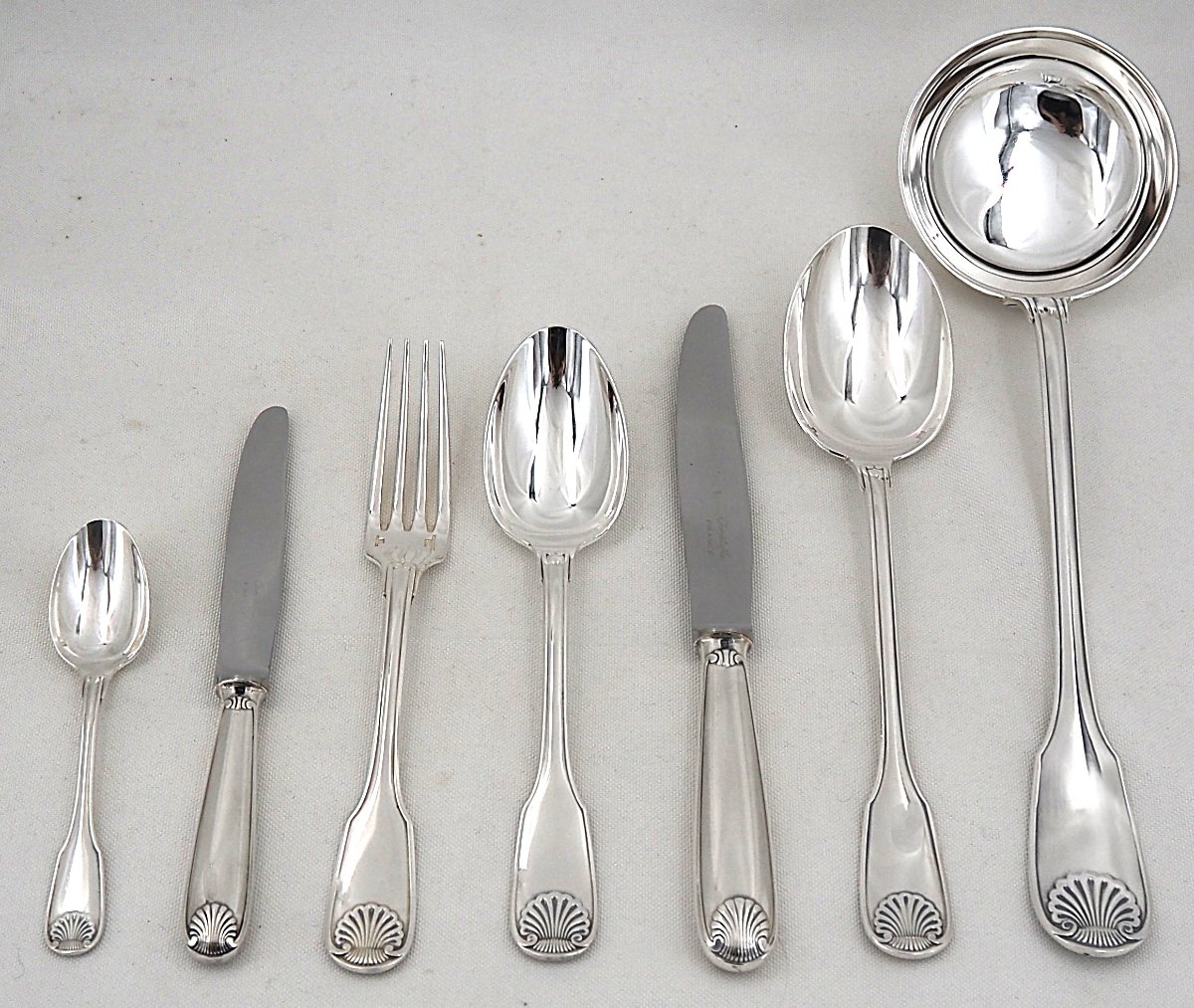 Christofle modèle Vendôme, Coquille, ménagère set 62 pièces, couteaux en métal argenté.-photo-3