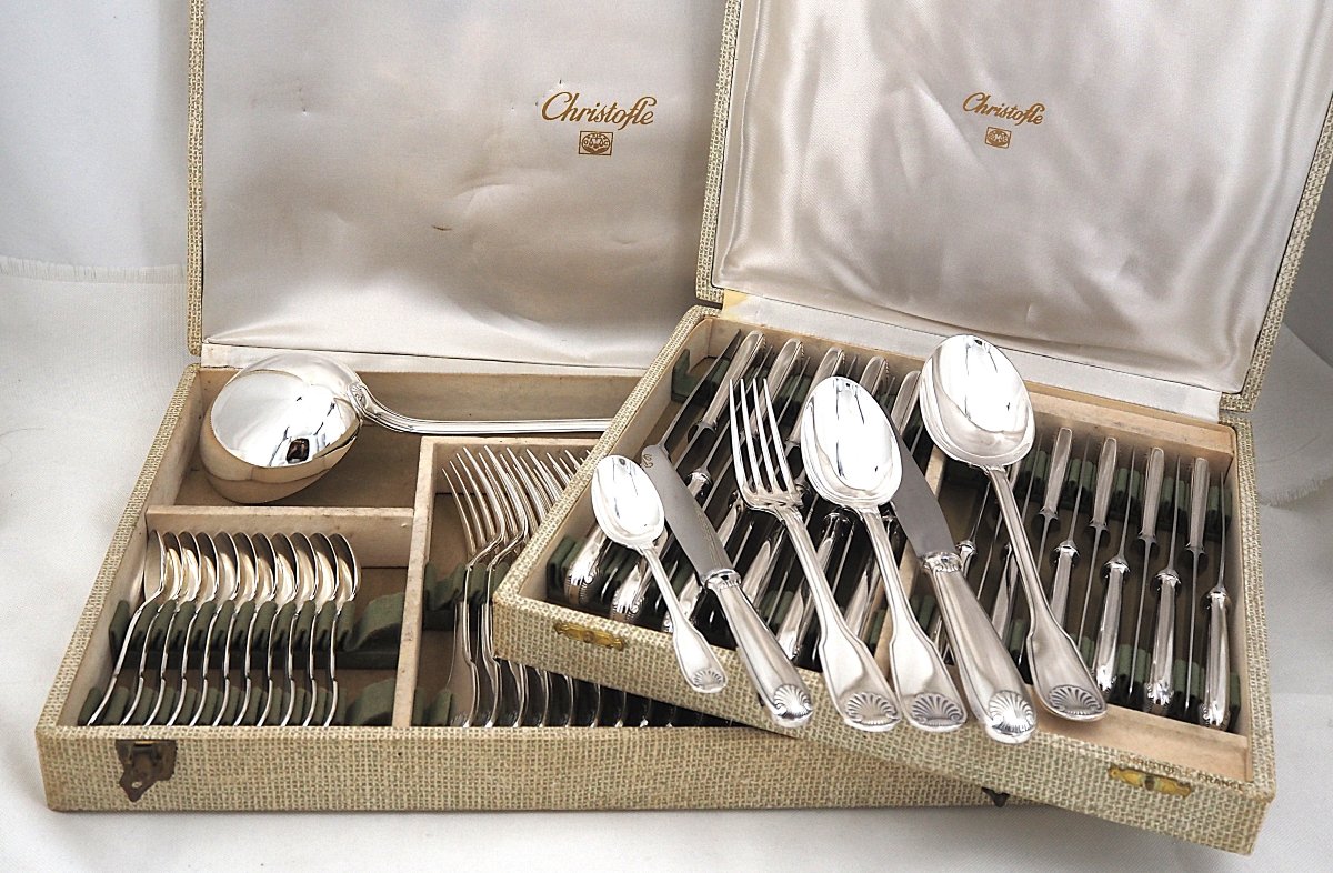 Christofle modèle Vendôme, Coquille, ménagère set 62 pièces, couteaux en métal argenté.
