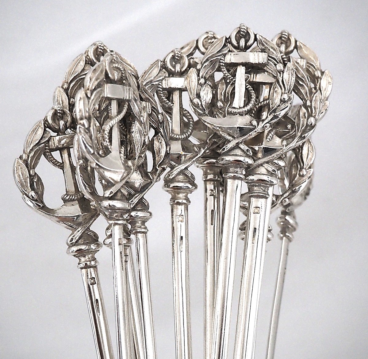 Christofle, 12 hâtelets, brochettes, piques à viande en métal argenté, ancre marine.
