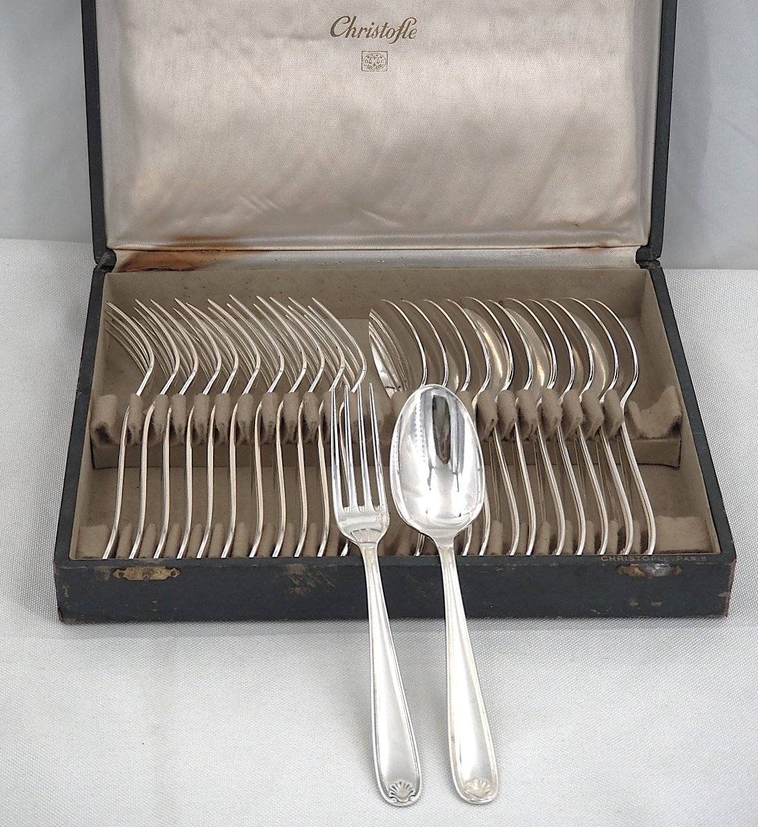 Christofle modèle Marot, 12 couverts à entremets, dessert, 24 pièces, métal argenté, 17 cm.