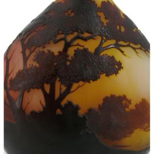 Emile Gallé, Vase En Verre Multicouche Dégagé à l'Acide à Décor De Paysage Lacustre.