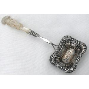 Sprinkling Spoon In German Sterling Silver And Engraved, Carved Mother-of-pearl, 19th Century.