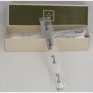 Christofle modèle Concorde, 12 couteaux de table, 23,5 cm, neufs sous blisters scellés.