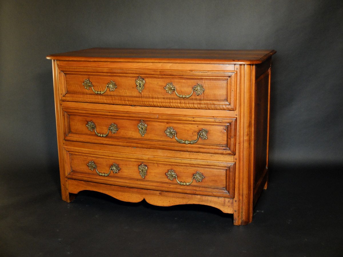 18th Century Chest Of Drawers In Walnut