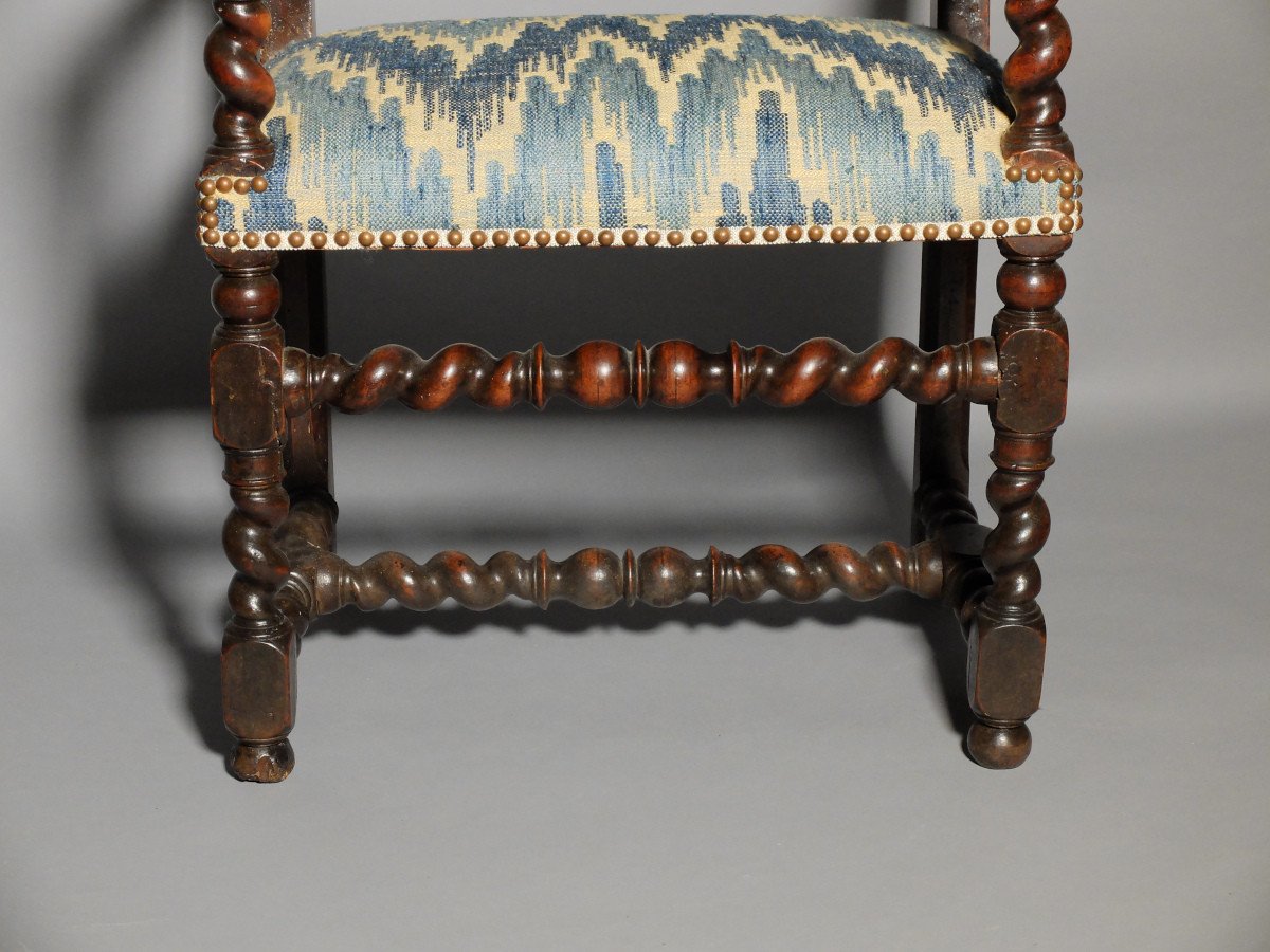 Chaise à bras d'époque Louis XIII aux mufles de lion-photo-1