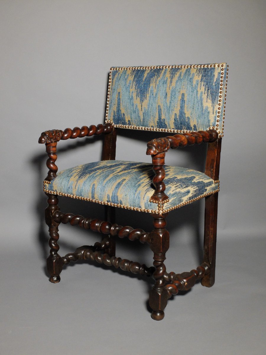 Chaise à bras d'époque Louis XIII aux mufles de lion