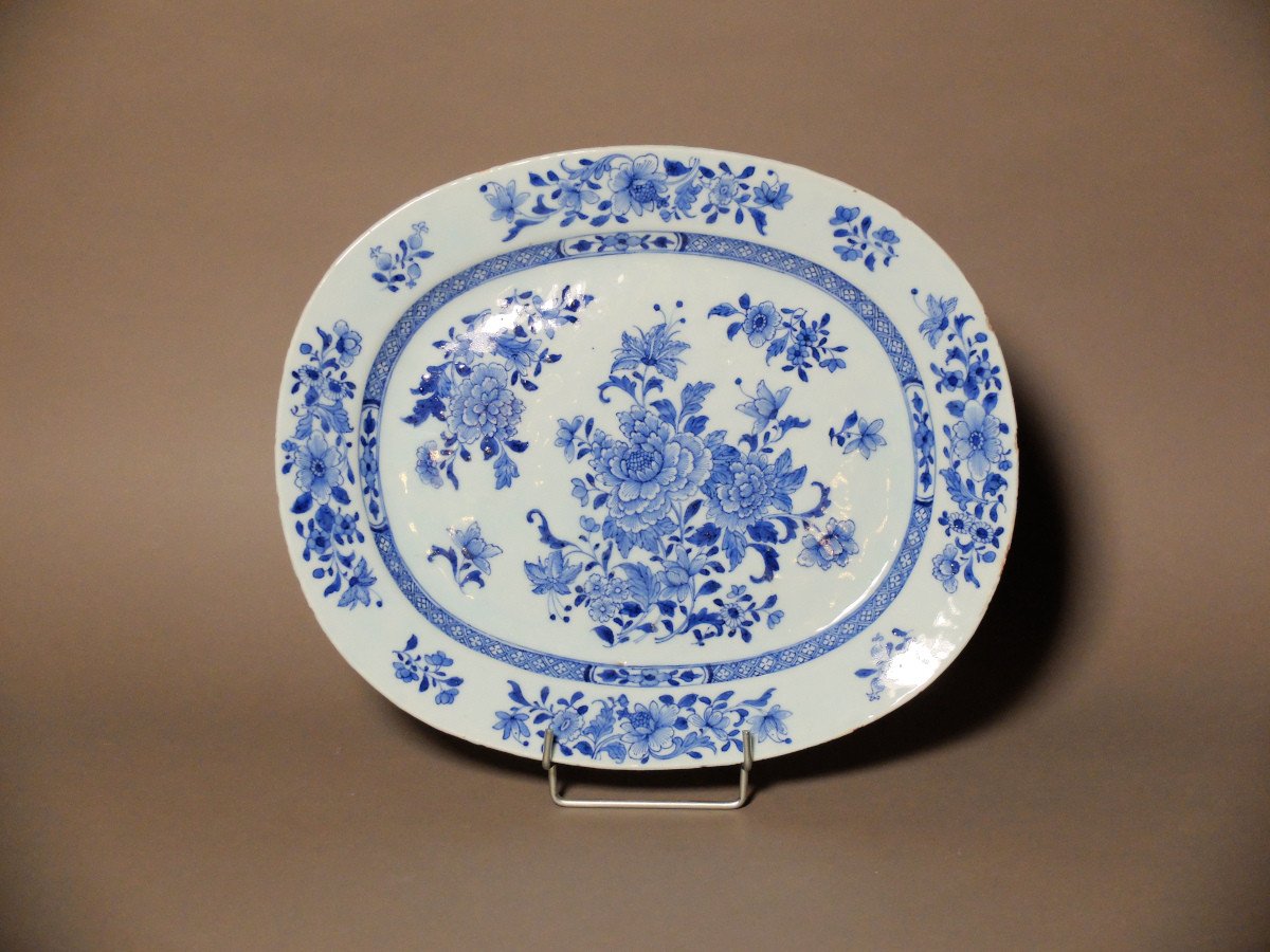 Oval Dish In Blue And White Chinese Porcelain - 18th Century