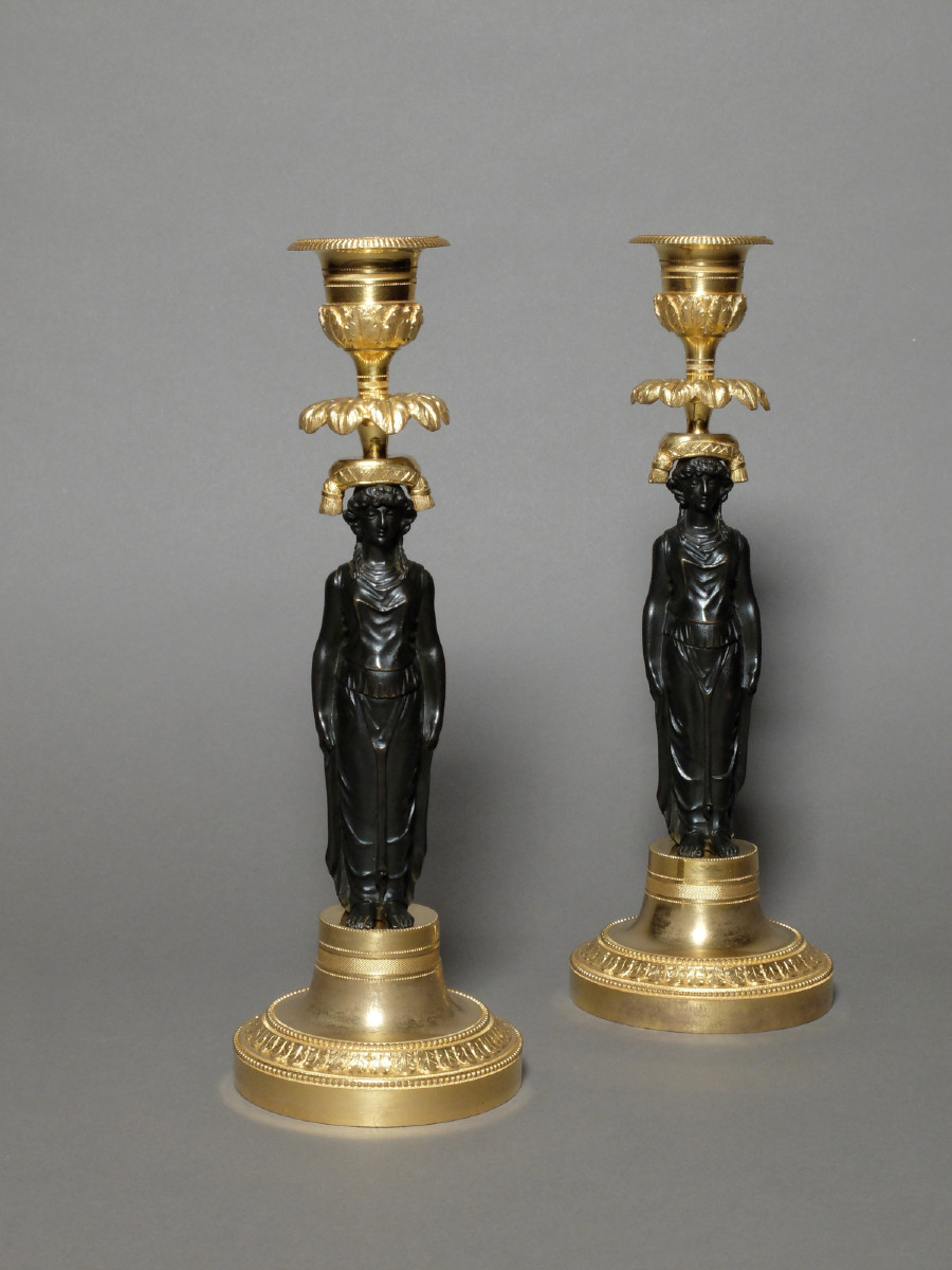 Paire de bougeoirs aux cariatides