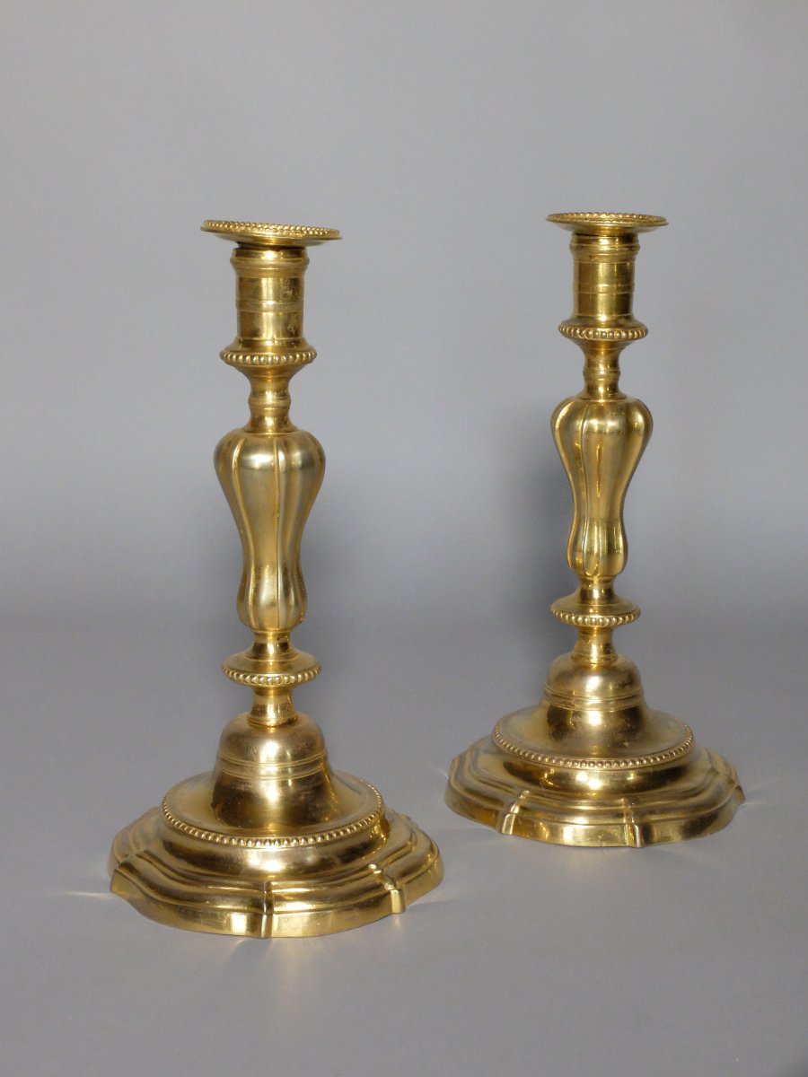 Paire de bougeoirs en bronze doré d'époque Transition