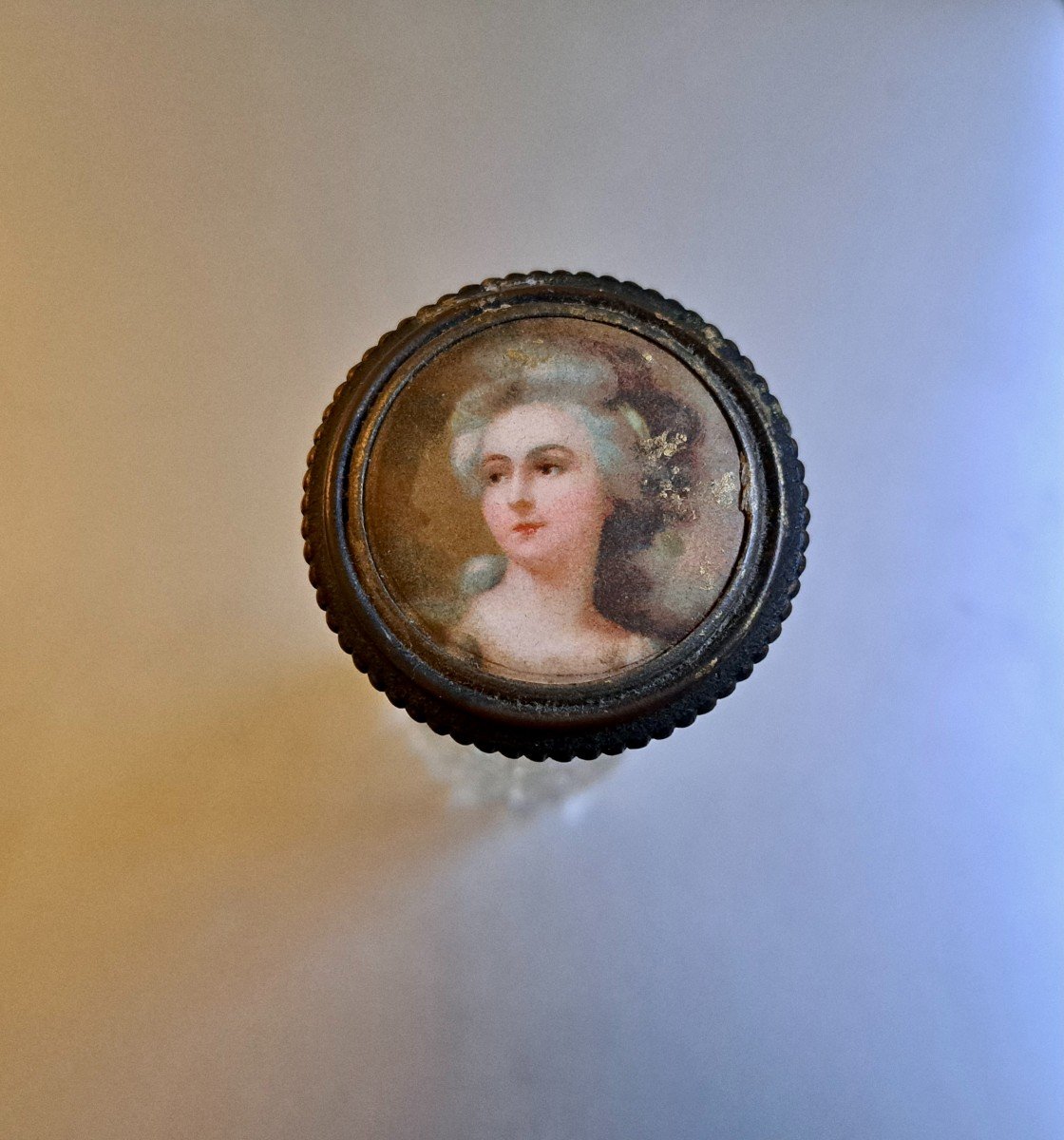 petit flacon XIXe orné d'une miniature portrait de dame