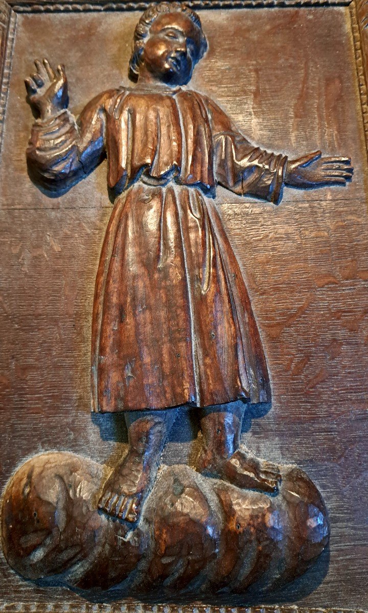 Sculpture XVIIIe en applique représentant un jeune saint ou un moine