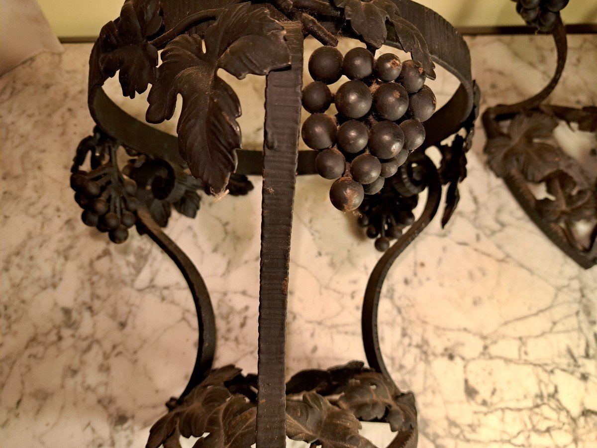 Paire de montures en fer forgé art déco pour cache pot ou vasque décors vigne et raisins-photo-3