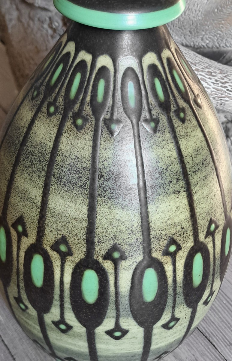 Charles Catteau vase ovo&iuml;de en gr&eacute;s atelier Boch la Louvi&egrave;re &eacute;maux vert marron