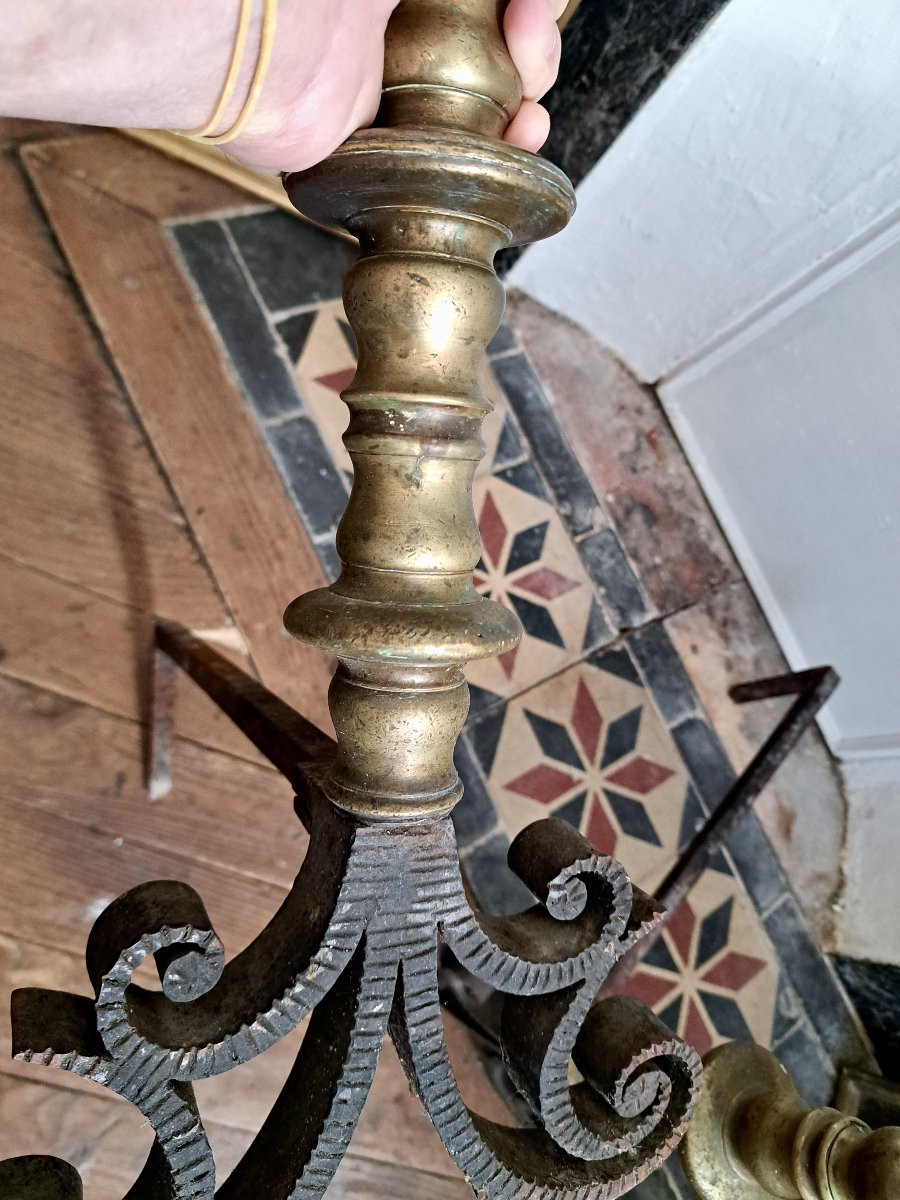 Paire de chenets ou landiers en fer martelé et bronze époque XVIIIe-photo-3