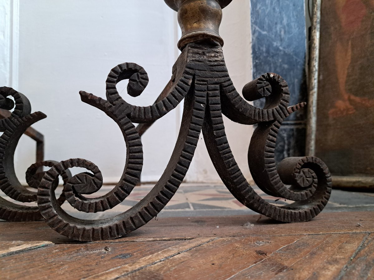 Paire de chenets ou landiers en fer martelé et bronze époque XVIIIe-photo-3