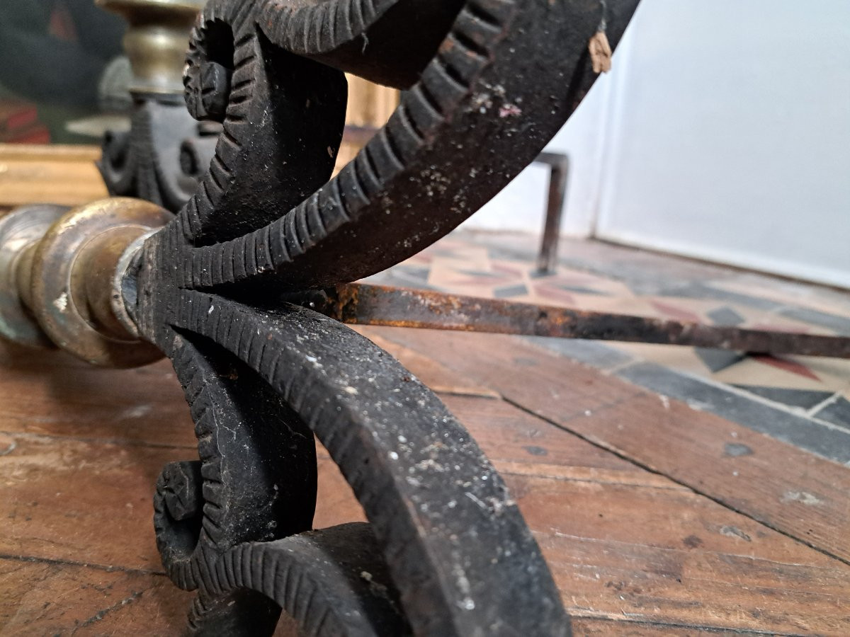 Paire de chenets ou landiers en fer martelé et bronze époque XVIIIe-photo-4