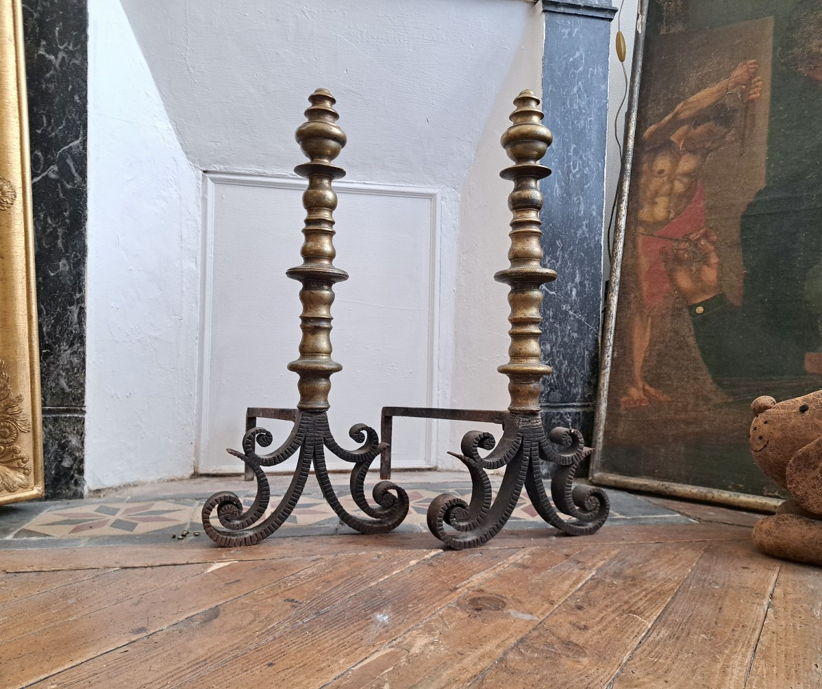 Paire de chenets ou landiers en fer martelé et bronze époque XVIIIe