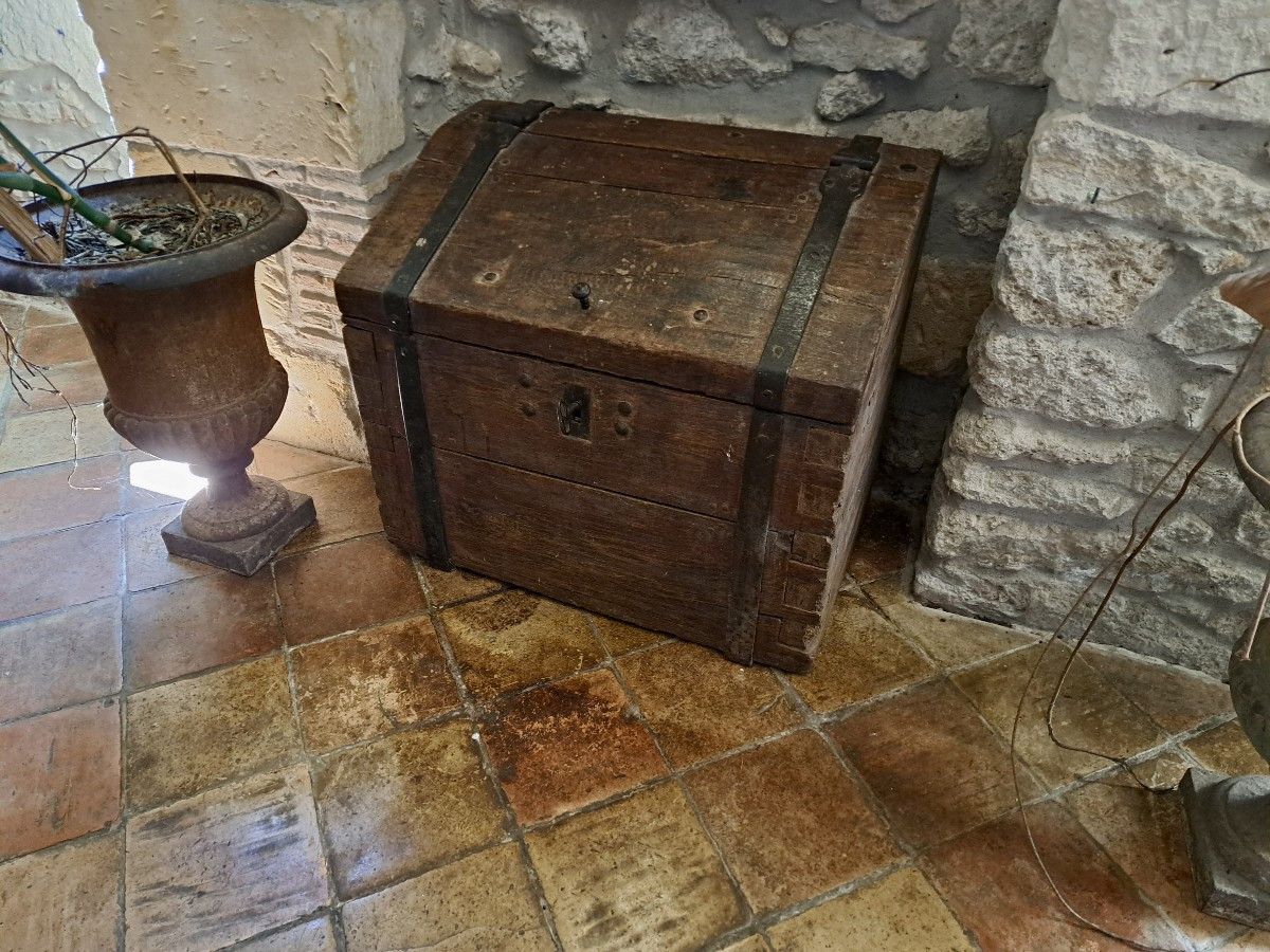  Early Naval Chest In Oak And Wrought Iron, 16th Century