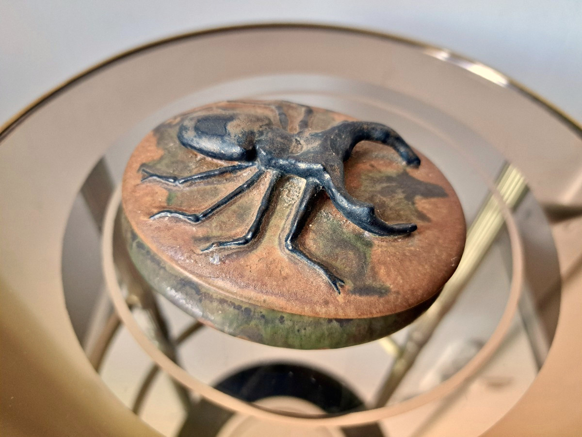 Denbac &agrave; Vierzon boite en gr&egrave;s couverte d'un scarab&eacute;e