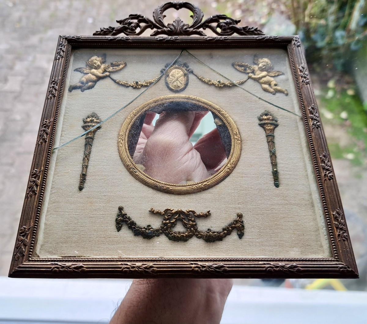 Cadre de mariage en bronze pour miniature de style Louis XVI d&eacute;cor de putti angelots XIXe