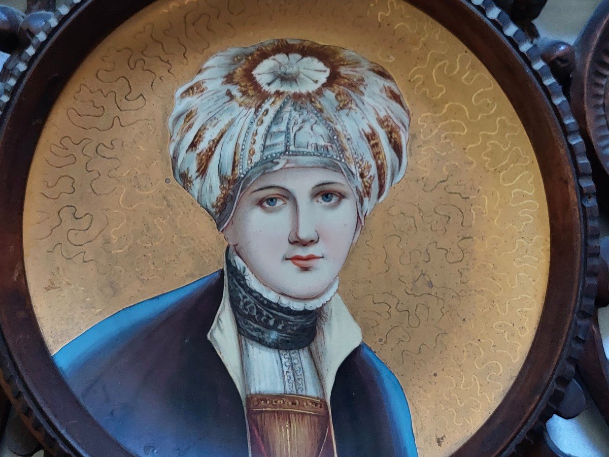 Sellette  orientaliste en bois sculpté peinte d'un homme au turban sur porcelaine-photo-4