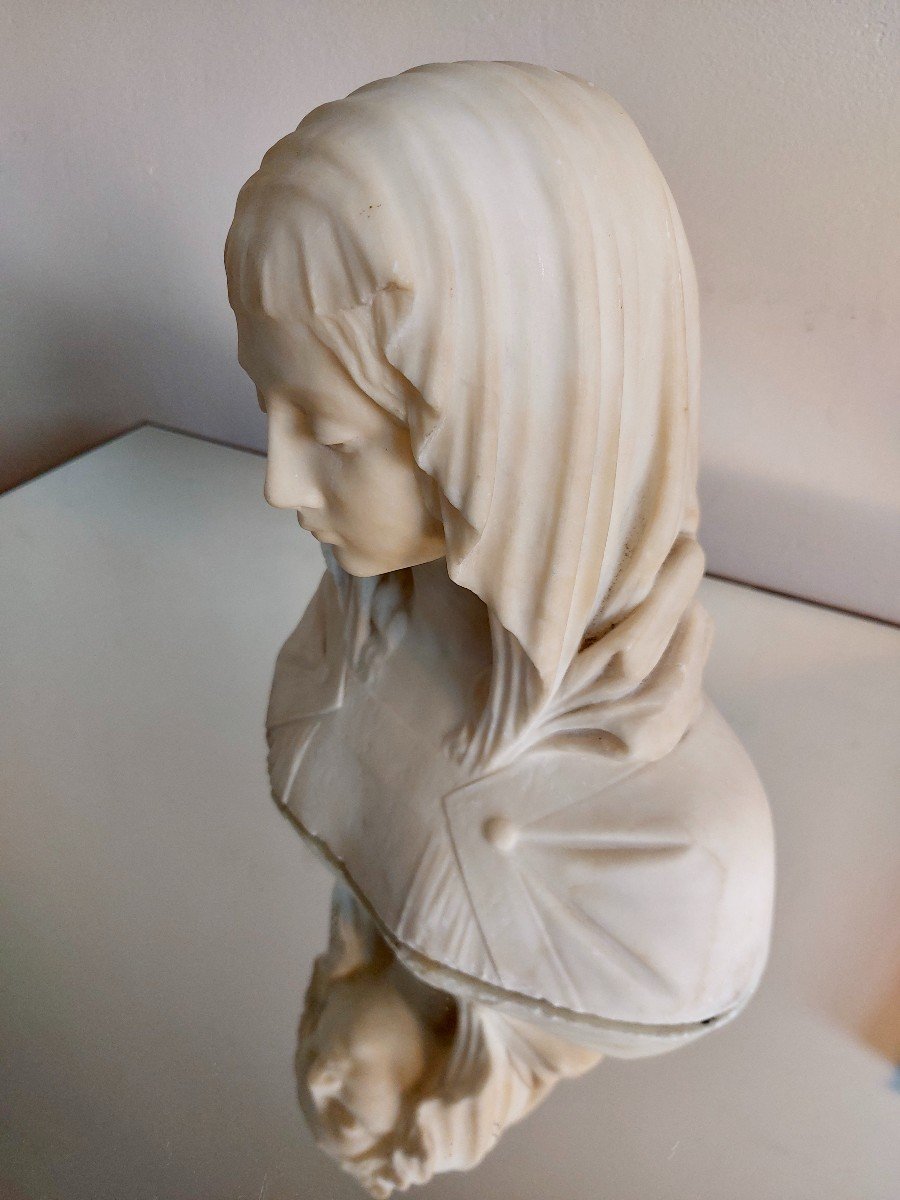 BUSTE en albâtre représentant une jeune sainte drapée-photo-2