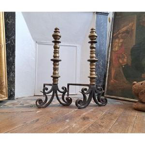 Paire de chenets ou landiers en fer martelé et bronze époque XVIIIe
