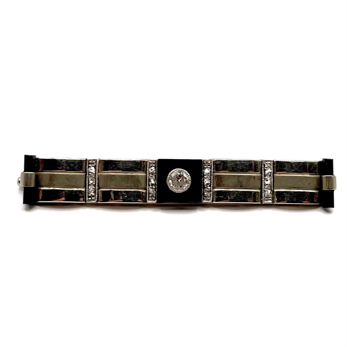 0220. Art Deco Brooch In White Gold With Diamonds And Onyx