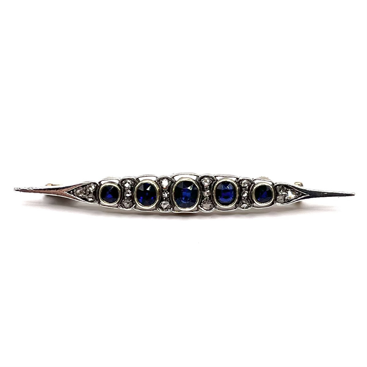 0345. Broche Art Déco avec diamants et saphirs bleus