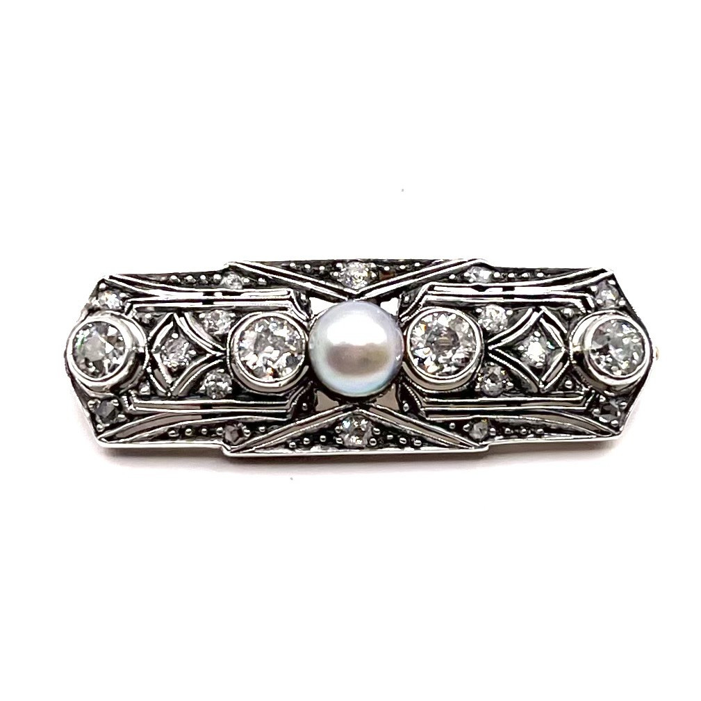 4292. Broche Art Deco ornée de diamants et de perles
