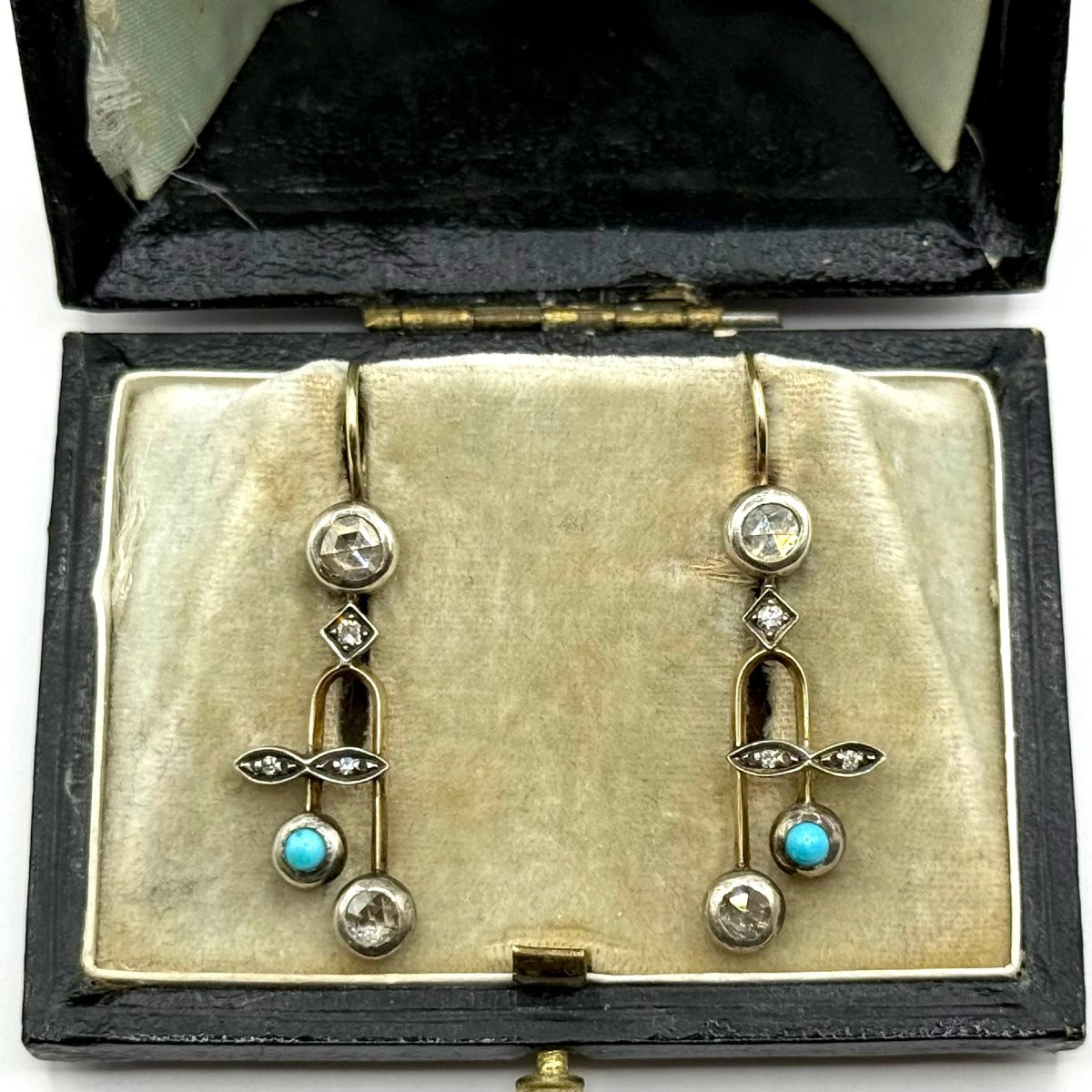 0773. Pair Of Gold Earrings Adorned With Diamonds And Turquoises-photo-1