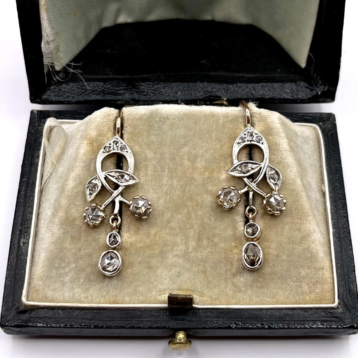 4835.  Boucles d’oreilles Art nouveau ornées de diamants -photo-5