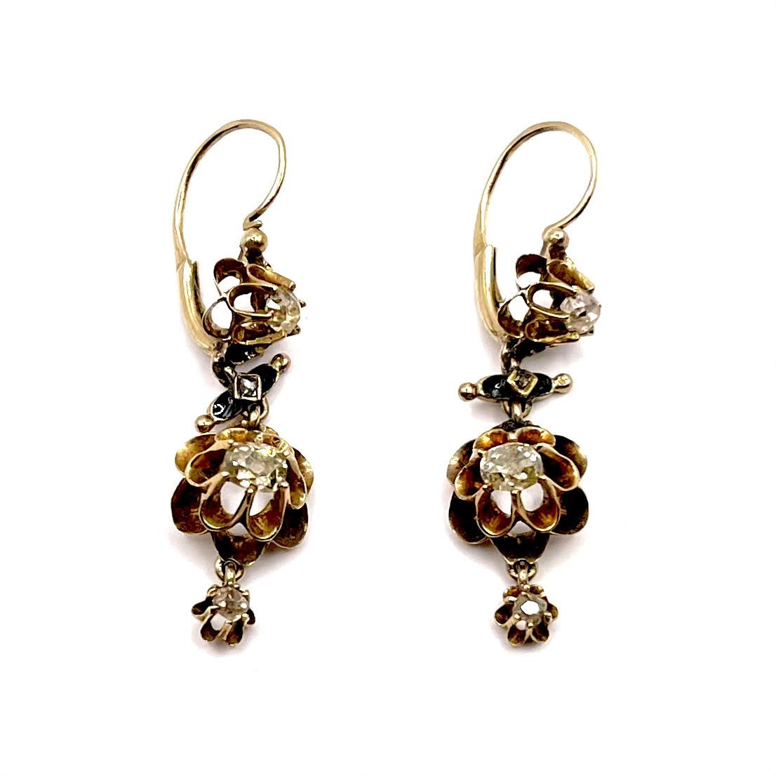 0168.  Une paire de boucles d’oreilles ornée de diamants