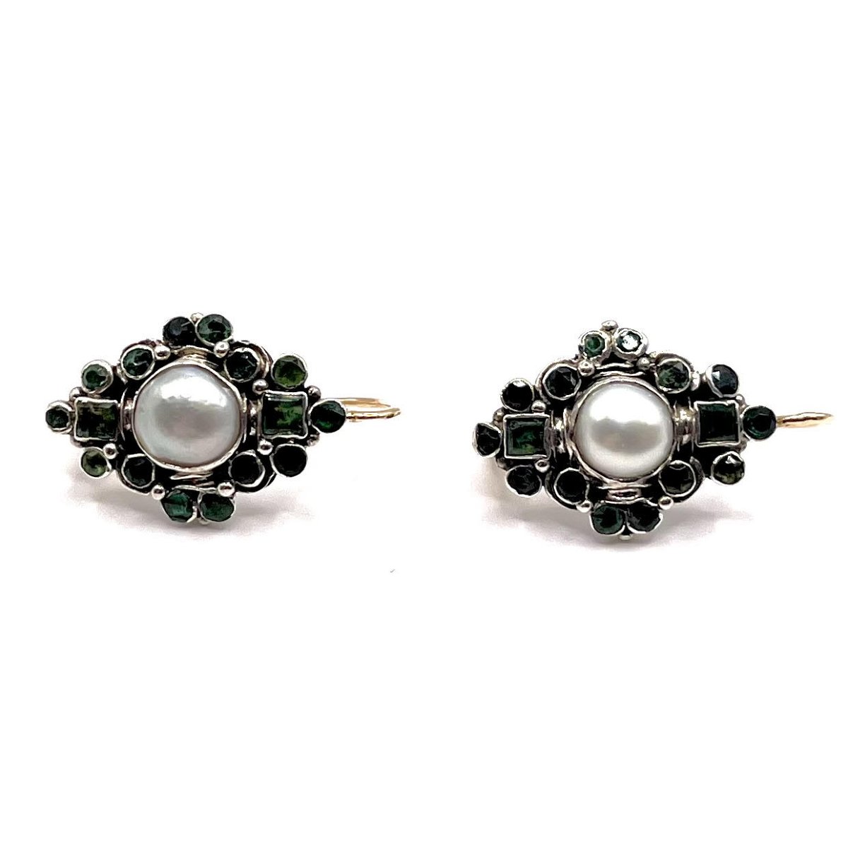 0605. Boucles d’oreilles anciennes ornées d’émeraudes et de perles-photo-2