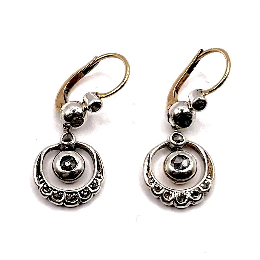 1043. Art Deco Earrings Adorned With Diamonds