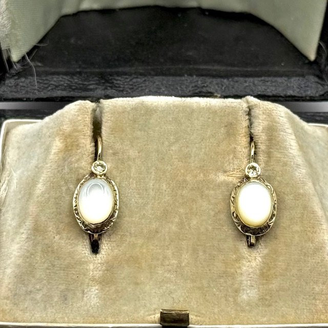 1326. A Pair Of Art Deco Gold Earrings, Adorned With Diamonds And Mother-of-pearl-photo-4