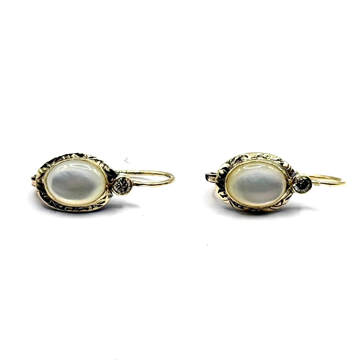 1326. A Pair Of Art Deco Gold Earrings, Adorned With Diamonds And Mother-of-pearl