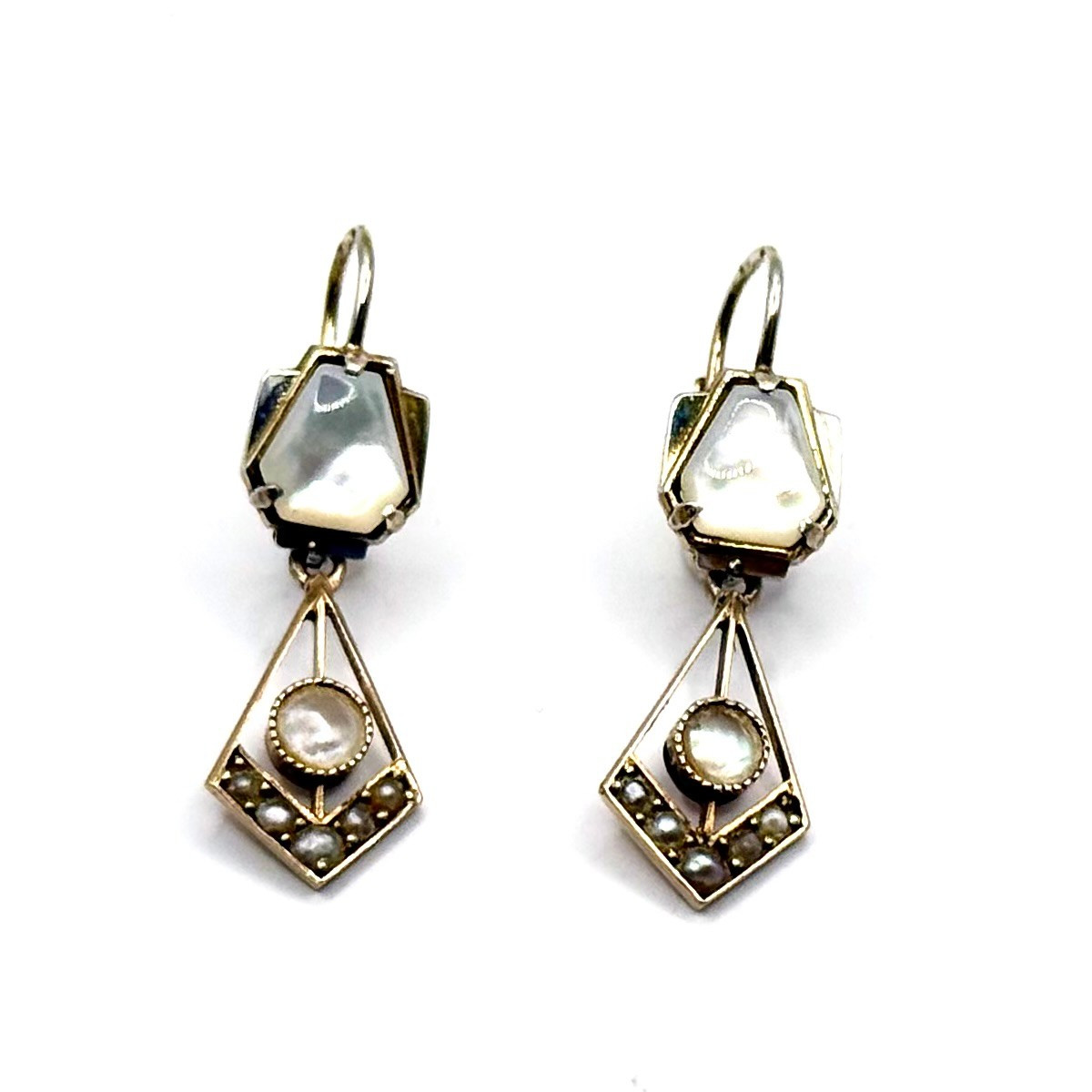 1404. A Pair Of Art Deco Earrings Adorned With Mother-of-pearl And Pearls.