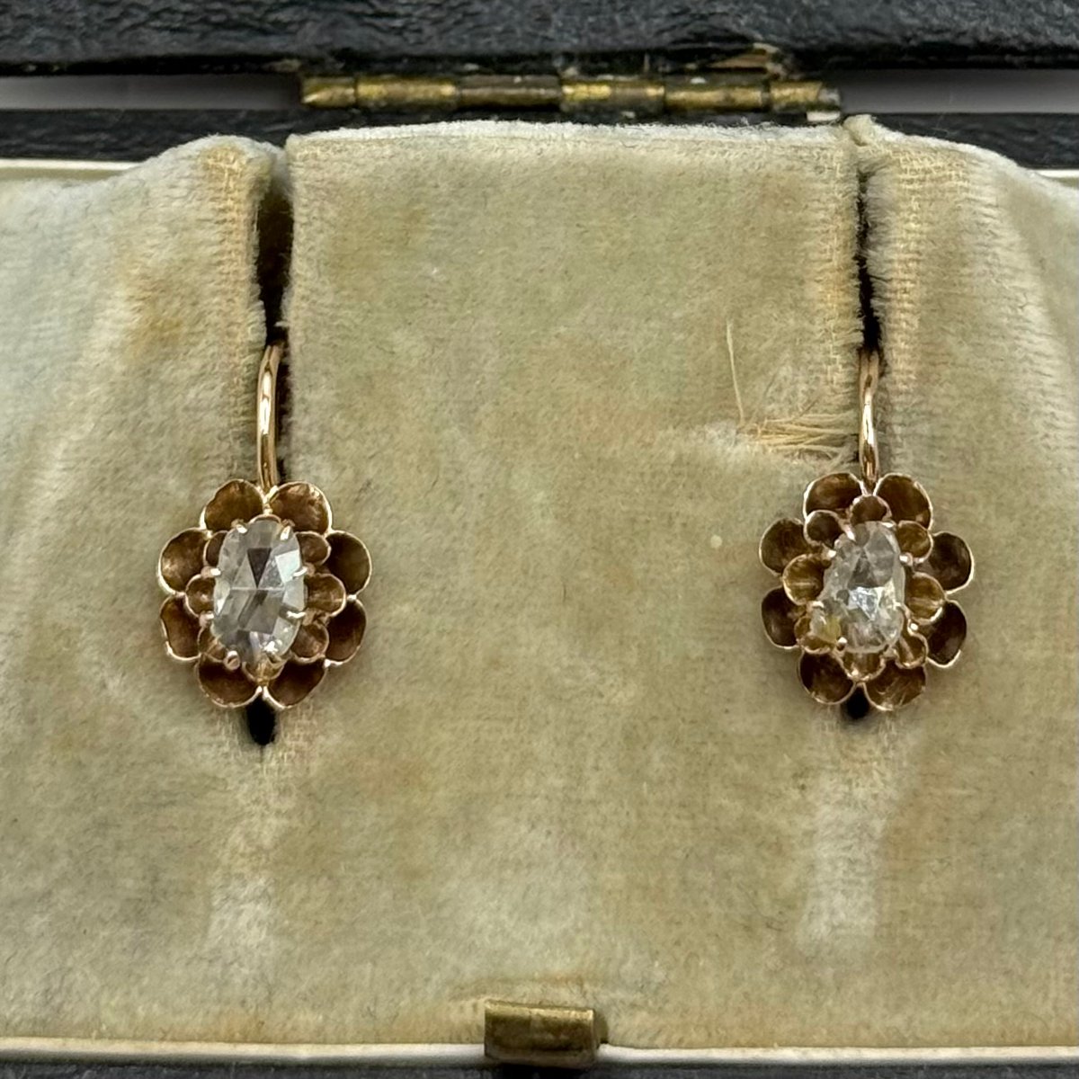 5189.Boucles d’oreilles anciennes en or ornées de diamants