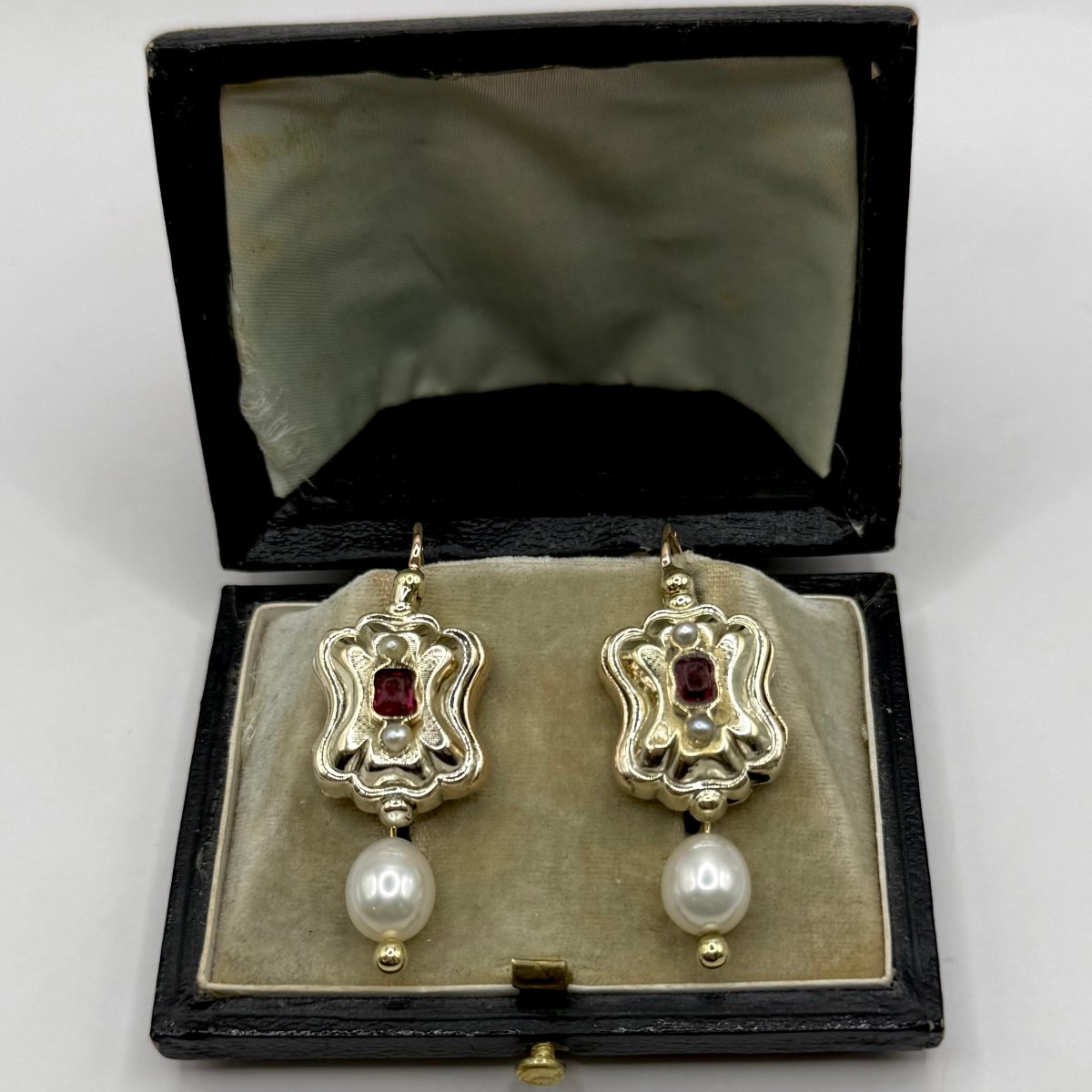 5180.Boucles d’oreilles Biedermeier en or, ornées de perles et d’une pierre fine.-photo-2