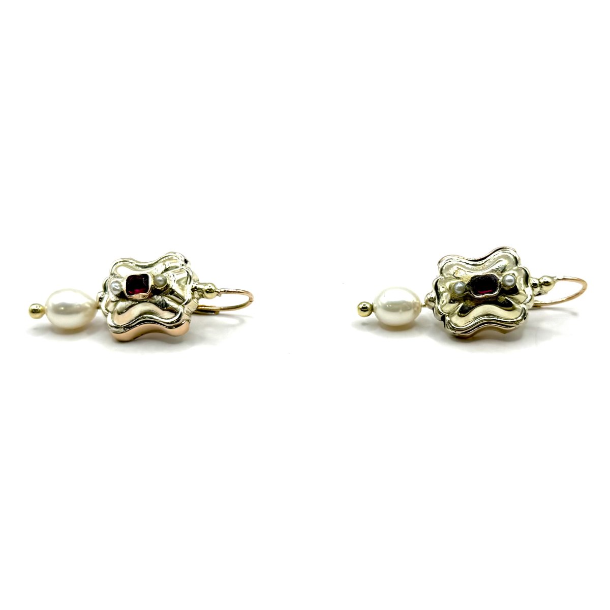 5180.Boucles d’oreilles Biedermeier en or, ornées de perles et d’une pierre fine.-photo-3