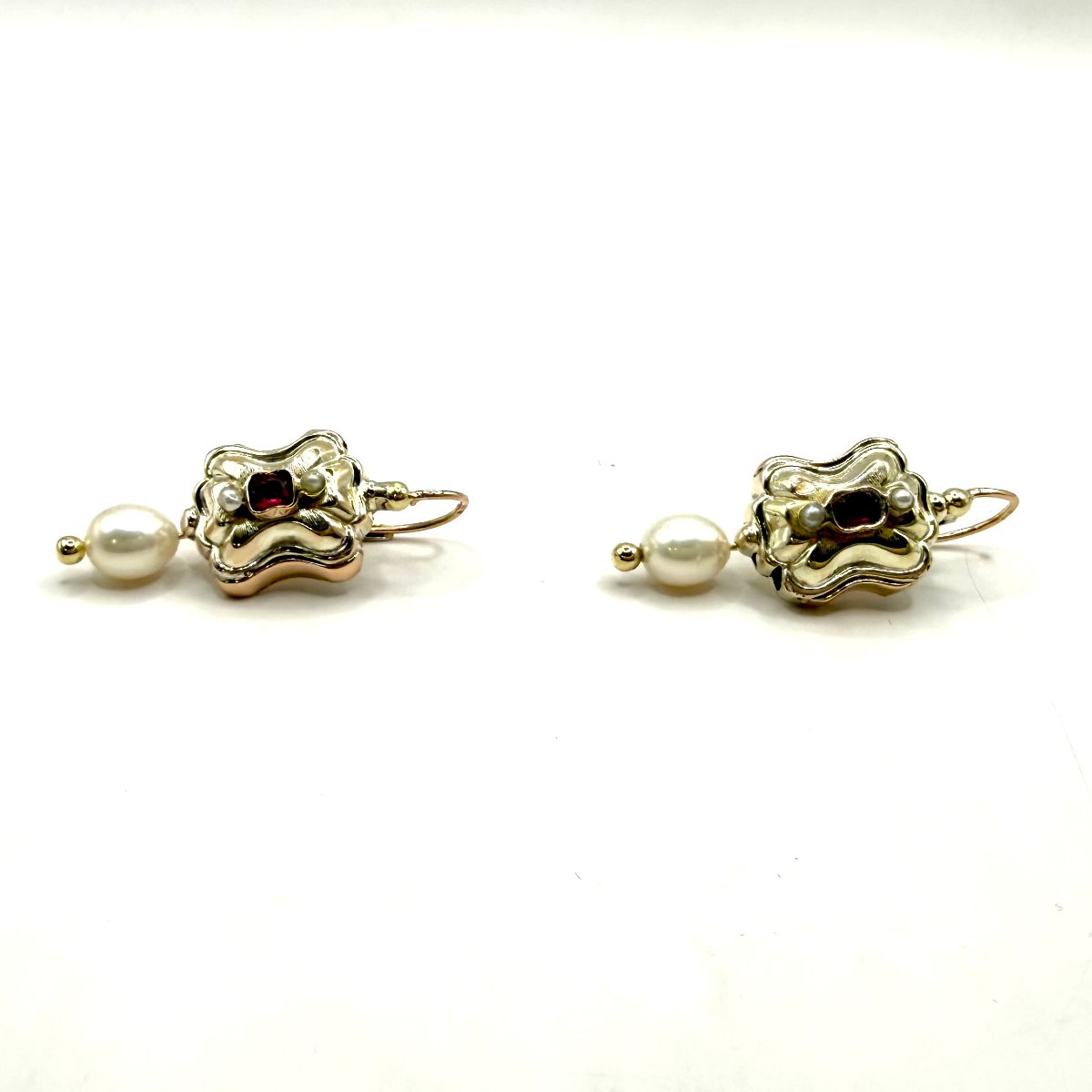 5180.Boucles d’oreilles Biedermeier en or, ornées de perles et d’une pierre fine.-photo-3