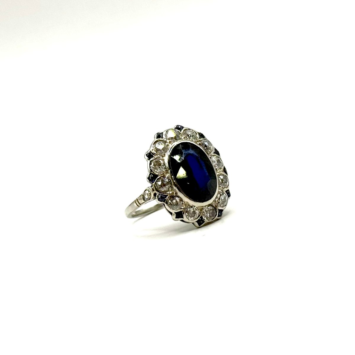 5171. Art Deco White Gold Ring Set With Diamonds And A Sapphire-photo-3