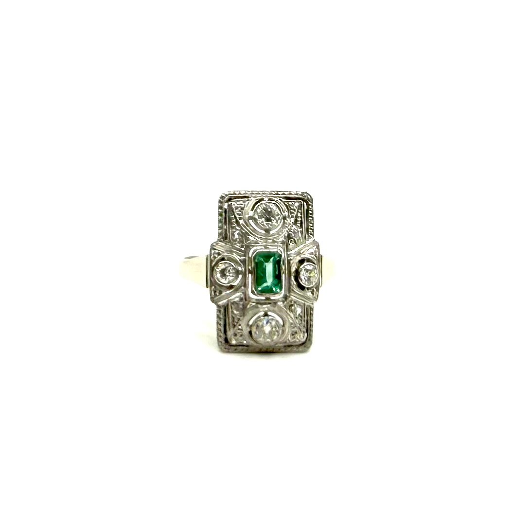 5138.Bague Art déco en or blanc ornée de diamants et d’une émeraude